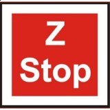 BT-4 Stop — zwrotnica eksploatowana jednostronnie. Oznacza zakaz wjazdu kierującego tramwajem na zwrotnic´ bez zatrzymania się przed zwrotnicą i obowiązek sprawdzenia, czy położenie iglicy jest prawidłowe