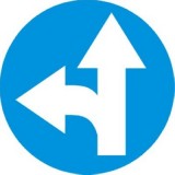 C-7 Nakaz jazdy prosto lub w lewo. Zobowiązuje kierującego do jazdy prosto lub w lewo; znak ten może być umieszczony na przedłużeniu osi drogi (jezdni) lub na samej jezdni. Znak obowiązuje na najbliższym skrzyżowaniu lub w miejscu, gdzie występuje możliwość zmiany kierunku jazdy