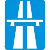 D-9 Autostrada. Oznacza początek lub kontynuację autostrady. Umieszczona pod znakiem tabliczka T-1a wskazuje odległość do początku autostrady. Umieszczona pod znakiem tabliczka T-28 wskazuje, że za przejazd pobierane są opłaty