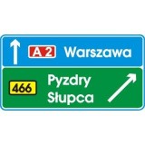 E-2c Drogowskaz tablicowy umieszczany obok jezdni na autostradzie. Wskazuje na skrzyżowaniu lub bezpośrednio przed nim kierunki do miejscowości lub dzielnic miast