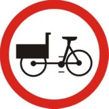 B-11 Zakaz wjazdu wózków rowerowych. Oznacza zakaz ruchu rowerów wielośladowych i wózków rowerowych
