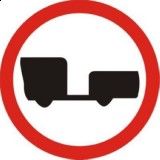 B-7 Zakaz wjazdu pojazdów silnikowych z przyczepą. Oznacza zakaz ruchu pojazdów silnikowych z przyczepą (przyczepami); zakaz nie dotyczy pojazdów z przyczepą jednoosiową lub naczepą. Masa określona na znaku B-7 lub na tabliczce pod nim dotyczy dopuszczalnej masy całkowitej przyczepy (przyczep)